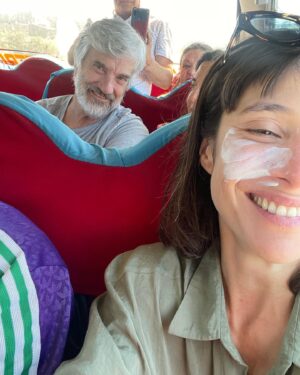 Daniela Ramírez Instagram - Gracias a todo este  amado equipo por esta hermosa y mágica historia !
Con una sensación nostálgica de reafirmar que lo que hacemos tiene tanto más valor cuando el  amor y admiración están de la mano.
Aprendí tanto de cada uno, di  tantos abrazos y besos y risas que no lo puedo entender.
Fui muy feliz de verdad .. aquí está parte de nuestro corazón abierto, y con la satisfacción de haber ganado amigos y compañeros  de verdad💫por más historias así❤️ GRACIAS A TODOS !!!! La Antonia se despide y aprendió mucho🌱