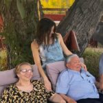 Daniela Ramírez Instagram – Diciembre cuasi febrero.
Los giros, los vientos, los grillos , la muerte.
Dormir…callarme , mirar a los ojos . Mirar de  verdad a los ojos.
Cambiar de risa . Cambiar algo. Transformar pensamientos conductas.el corazón . Palomita vuélvete que se te quedo algo. Algo lindo.
Lo juro🫀