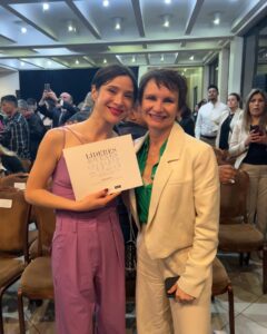 Daniela Ramírez Instagram - #100joveneslideres 2023 💫 gracias gracias por este importante reconocimiento . Que grandes y diversos talentos llenos de convicción y ganas de mejorar nuestro presente ✊🏼 • •conjunto precioso primaveral @mariacherchile •maquillaje , mi genia @camilamakeup 🫀