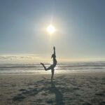 Daniela Ramírez Instagram – Que me lleve con él el sol … remoje todos mis órganos en sal y los seque del  dolor quemado, estrujoso rumiante, caliente oso retorcedor de todos los estómagos que tengo. Volver las partes tejiendo bordados de colores pasteles , nada líquido , todo se puede tocar y embellecer con fruta,pan huevo y palta.. unas mañanas más y me pondré los vestidos largos colados de una fría nieve, que hará levitar los campos de barro… los buenos y amplios tiempos de mirar ventanas están cerca…Ya vienen!!! Los veo! Afirmémonos aquí , cerquita de esta 
Banquita de madera olor ciprés.. que lindo se ve todo…
