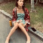Daniela Ramírez Instagram - Pillada en una pausa, después de una ducha, regando el jardín. Por My Queen @diquiroz y Makeup @laquimaqui ✨ rodaje Zafari 2023, Lima Peru. (Para los con viciosa imaginación, fumo tabaco)