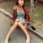 Daniela Ramírez Instagram – Pillada en una pausa, después de una ducha, regando el jardín.
Por My Queen @diquiroz y Makeup @laquimaqui ✨ rodaje Zafari 2023, Lima Peru. (Para los con viciosa imaginación, fumo tabaco)