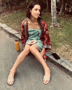 Daniela Ramírez Instagram - Pillada en una pausa, después de una ducha, regando el jardín.
Por My Queen @diquiroz y Makeup @laquimaqui ✨ rodaje Zafari 2023, Lima Peru. (Para los con viciosa imaginación, fumo tabaco)