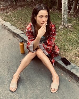 Daniela Ramírez Instagram - Pillada en una pausa, después de una ducha, regando el jardín.
Por My Queen @diquiroz y Makeup @laquimaqui ✨ rodaje Zafari 2023, Lima Peru. (Para los con viciosa imaginación, fumo tabaco)