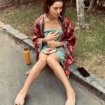 Daniela Ramírez Instagram - Pillada en una pausa, después de una ducha, regando el jardín. Por My Queen @diquiroz y Makeup @laquimaqui ✨ rodaje Zafari 2023, Lima Peru. (Para los con viciosa imaginación, fumo tabaco)