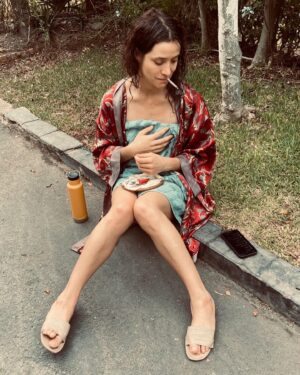 Daniela Ramírez Instagram - Pillada en una pausa, después de una ducha, regando el jardín.
Por My Queen @diquiroz y Makeup @laquimaqui ✨ rodaje Zafari 2023, Lima Peru. (Para los con viciosa imaginación, fumo tabaco)