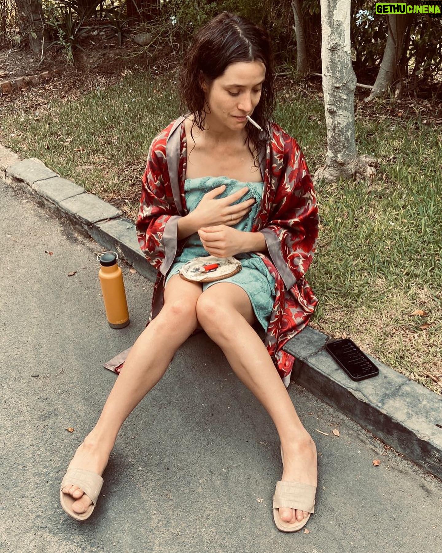 Daniela Ramírez - 18.8K Likes - Pillada en una pausa, después de una ducha, regando el jardín.
Por My Queen @diquiroz y Makeup @laquimaqui ✨ rodaje Zafari 2023, Lima Peru. (Para los con viciosa imaginación, fumo tabaco)