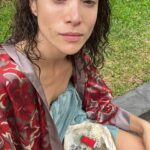Daniela Ramírez Instagram - Pillada en una pausa, después de una ducha, regando el jardín. Por My Queen @diquiroz y Makeup @laquimaqui ✨ rodaje Zafari 2023, Lima Peru. (Para los con viciosa imaginación, fumo tabaco)