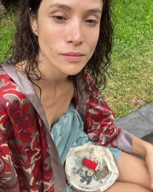 Daniela Ramírez Instagram - Pillada en una pausa, después de una ducha, regando el jardín.
Por My Queen @diquiroz y Makeup @laquimaqui ✨ rodaje Zafari 2023, Lima Peru. (Para los con viciosa imaginación, fumo tabaco)