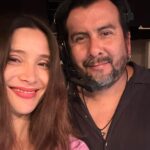 Daniela Ramírez Instagram - GRACIAS GRACIAS GRACIAS POR TANTO! Seguir aprendiendo .. querer a los amigos , a los equipos maravillosos que hacen posible que tengamos historias. Me los llevo en el 🫀. Profundamente agradecida de esta humana noble , sencilla, ingenua y trasparente . La defendí hasta el final a mi reina linda ♥️ gracias @nicolas_alemparte por verme siempre en este personaje , gracias @gaburzua por ser mi compañero confidente puño lágrima y oreja. Gracias @marcocruzat por estar ahí siempre , gracias a mi Aldo que siempre me cuida . García equipo más que amado y gracia a él curso más hermoso y siniestro que cualquiera pueda tener . Nos reímos más que sufrimos . Alta historia! Y aunque ustedes no lo crean ..Si me peinaba 😎🫶🏻jjjj Gracias a todos por encariñarse, odiar,llorar y vernos💫 @baezaignacia @palomamoreno @nicoyarzun @gabrielcanasg @mariaomegnaoficial @fele.rojasd @conmackenna @francaimboden @franciscoreyesmor @bdellaschiava @nicpo @tamaraacostazambra @joseantonioraffo