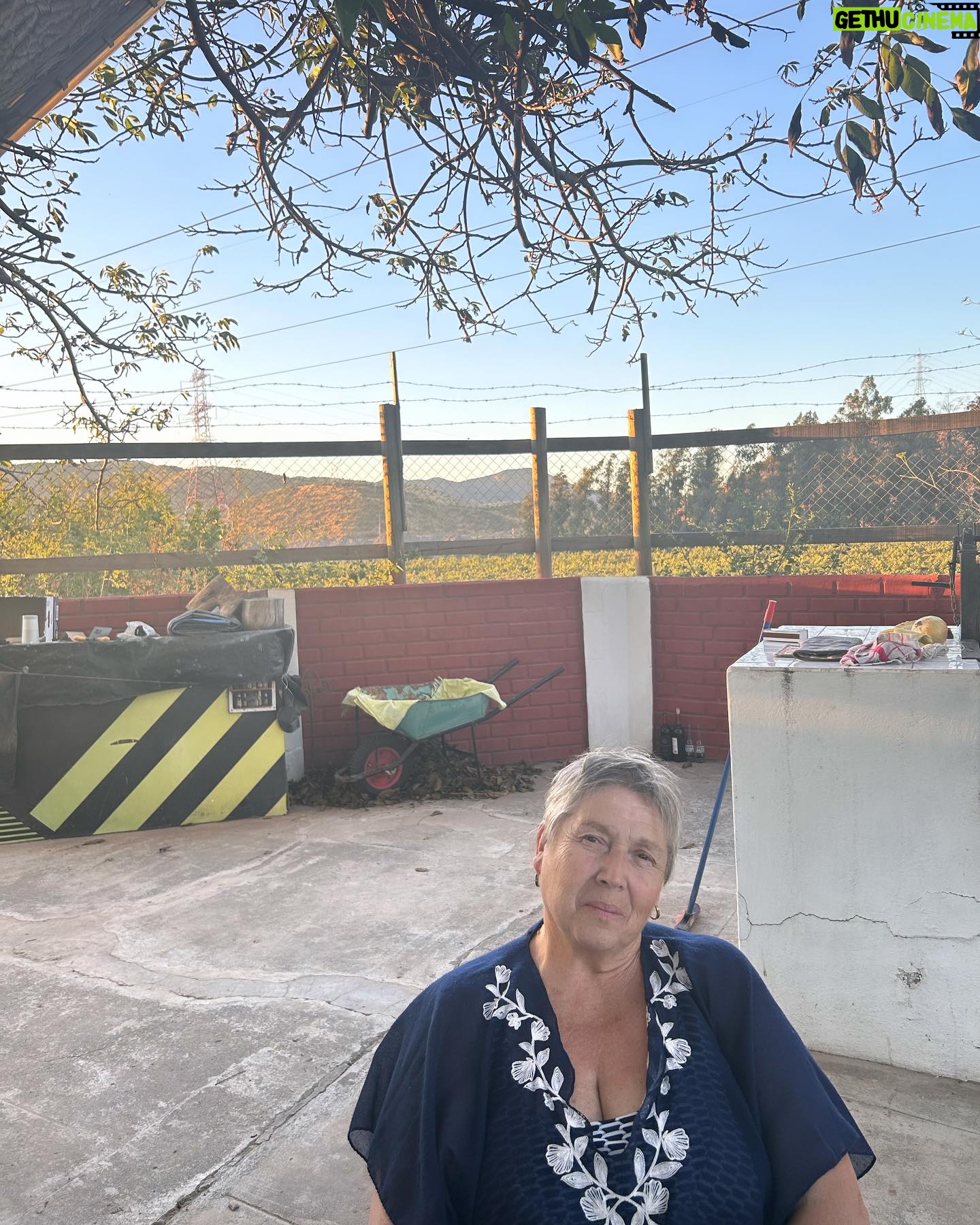 Daniela Ramírez Instagram - Diciembre cuasi febrero. Los giros, los vientos, los grillos , la muerte. Dormir…callarme , mirar a los ojos . Mirar de verdad a los ojos. Cambiar de risa . Cambiar algo. Transformar pensamientos conductas.el corazón . Palomita vuélvete que se te quedo algo. Algo lindo. Lo juro🫀