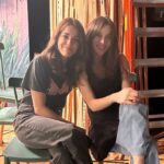 Daniela Ramírez Instagram - GRACIAS GRACIAS GRACIAS POR TANTO! Seguir aprendiendo .. querer a los amigos , a los equipos maravillosos que hacen posible que tengamos historias. Me los llevo en el 🫀. Profundamente agradecida de esta humana noble , sencilla, ingenua y trasparente . La defendí hasta el final a mi reina linda ♥️ gracias @nicolas_alemparte por verme siempre en este personaje , gracias @gaburzua por ser mi compañero confidente puño lágrima y oreja. Gracias @marcocruzat por estar ahí siempre , gracias a mi Aldo que siempre me cuida . García equipo más que amado y gracia a él curso más hermoso y siniestro que cualquiera pueda tener . Nos reímos más que sufrimos . Alta historia! Y aunque ustedes no lo crean ..Si me peinaba 😎🫶🏻jjjj Gracias a todos por encariñarse, odiar,llorar y vernos💫 @baezaignacia @palomamoreno @nicoyarzun @gabrielcanasg @mariaomegnaoficial @fele.rojasd @conmackenna @francaimboden @franciscoreyesmor @bdellaschiava @nicpo @tamaraacostazambra @joseantonioraffo