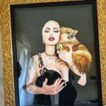 Daniela Santiago Instagram - Hay personas que aparecen en tu vida llenos de ilusión y de amor. Muchísimas gracias @erostattos por hacerme este regalo tan bonito , no lo olvidare nunca !! ♥️ Que gran Artista !! ♥️