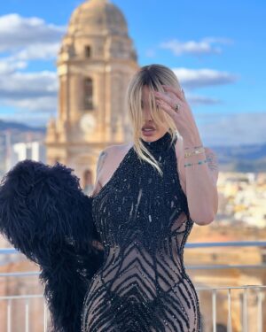 Daniela Santiago Instagram - Agradecida nuevamente por poder asistir a esta alfombra de clausura @festivalmalaga por cuarto año consecutivo , a las muestras de cariño que recibo de todos vosotros  y este equipo maravilloso que hace que todo sea posible✨❤️✨.

Vestido @kelvis_casillas @kelca_ 
Joyas @antonioacostajewerly 
Makeup &hair @veronica__ruz 

@yslbeauty  #yslbeauty  #makeuplook 

@alteregotalenthouse

Uńas by @angelica_corrales__ 💖