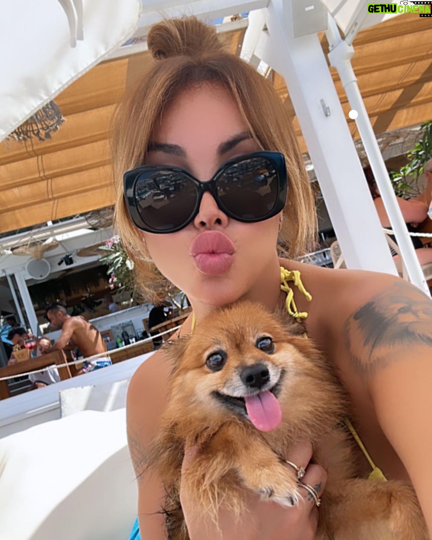 Daniela Santiago Instagram - Otro año más en mi paraíso favorito,, Se marcha agosto y con el mis vacaciones quiero agradecer a todo el maravilloso equipo que forma @edenbeachtorremolinos y en especial a mi querido @antonioedentorremolinos por acogerme otro añito mas y dejarme disfrutar tantísimo de estos días de descanso, me habéis cuidado y mimado como a una reina , solo tengo palabras bonitas y de agradecimiento para todos vosotros !! Nos veremos muy pronto !! Te quiero!! 🩵