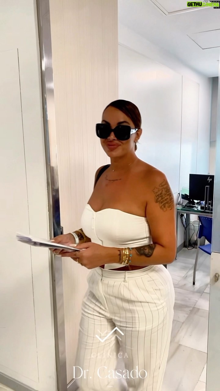 Daniela Santiago Instagram - Hoy hemos tenido el honor de cuidar de las cuerdas vocales de esta gran artista, Daniela Santiago. ¡Gracias por confiar en nuestro equipo! Visita nuestra web www.clinicadrcasado.com y pide una cita de valoración de tu caso totalmente gratuita. #clinicadrcasado #drcasado #voicesurgery #chicastrans #transgirls #voz #danielasantiago #laveneno