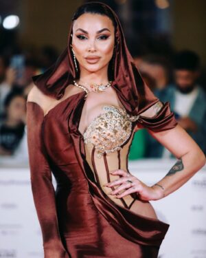 Daniela Santiago Instagram - Muy agradecida de volver a pisar esta alfombra roja en @festivalmalaga  me siento entusiasmada de estar de nuevo en mí  tierra rodeada por tanto talento . ❤️

Fotografía: @anabelenfotografa @alexzeapress 

Makeup & hair @veronica__ruz by @yslbeauty 
 
Vestido : @antonioacostaofficial 
Joyas @antonioacostajewerly 

Muchísimas gracias a todo este maravilloso equipo ! 

@alteregotalenthouse ❤️

#ysbeuty  #makeoplook

Uńas by @angelica_corrales__