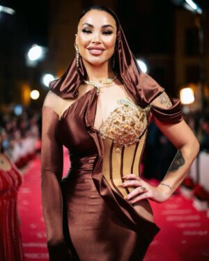 Daniela Santiago Instagram - Muy agradecida de volver a pisar esta alfombra roja en @festivalmalaga  me siento entusiasmada de estar de nuevo en mí  tierra rodeada por tanto talento . ❤️

Fotografía: @anabelenfotografa @alexzeapress 

Makeup & hair @veronica__ruz by @yslbeauty 
 
Vestido : @antonioacostaofficial 
Joyas @antonioacostajewerly 

Muchísimas gracias a todo este maravilloso equipo ! 

@alteregotalenthouse ❤️

#ysbeuty  #makeoplook

Uńas by @angelica_corrales__