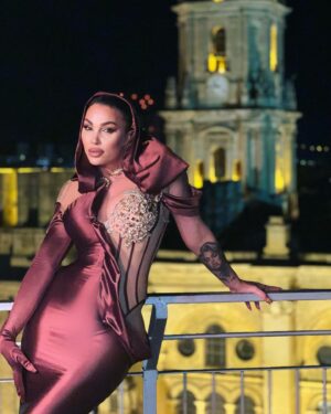Daniela Santiago Instagram - Muy agradecida de volver a pisar esta alfombra roja en @festivalmalaga  me siento entusiasmada de estar de nuevo en mí  tierra rodeada por tanto talento . ❤️

Fotografía: @anabelenfotografa @alexzeapress 

Makeup & hair @veronica__ruz by @yslbeauty 
 
Vestido : @antonioacostaofficial 
Joyas @antonioacostajewerly 

Muchísimas gracias a todo este maravilloso equipo ! 

@alteregotalenthouse ❤️

#ysbeuty  #makeoplook

Uńas by @angelica_corrales__