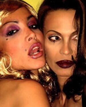 Daniela Santiago Instagram - MOTHER CARMEN XTRAVAGANZA 

Cuando recién llegue a Madrid por el año 1999 y comencé a trabajar en los locales en los que tú ya reinabas de la noche madrileña mi primera impresión al verte fue como si un rayo atravesara todo mi ser !  Te admire desde el minuto uno ! No solo por tu increíble belleza que eso era más que evidente,  me enamoró tu corazón y tu sencillez ,  pronto nos hicimos amigas y tú me bautizastes como tu hija DANA XTRAVAGANZA,  ese nombre lo utilicé durante todos los años que continué bailando y me trajo muchísima suerte . 

Hace un par de semanas estábamos hablando de ir a tu fiesta de despedida por que ya me habías dicho que te habían dado poco tiempo de vida , me has dejado planeando el viaje y con la arena de tu querida rota y la  imagen de la virgen del Carmen de la cual tú eras tan devota . 

Sigo sin creer que la última vez que hablamos fue nuestra despedida,  Carmen te voy a llevar en mi corazón hasta el día que me vaya donde estemos todas ,  seguro que ahora estás caminando por las playas de rota viendo ese mar azul y con tus padres . 

Se me inundan los ojos en lagrimas al dedicarte estas palabras que nunca podrás leer  pero me quedo feliz y contenta por que todo lo que te tuve que demostrar lo hice en vida . 

Vuela alto Madre como solo tú sabías hacer ! 

Descansa en paz . ❤️