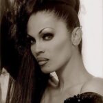 Daniela Santiago Instagram - MOTHER CARMEN XTRAVAGANZA Cuando recién llegue a Madrid por el año 1999 y comencé a trabajar en los locales en los que tú ya reinabas de la noche madrileña mi primera impresión al verte fue como si un rayo atravesara todo mi ser ! Te admire desde el minuto uno ! No solo por tu increíble belleza que eso era más que evidente, me enamoró tu corazón y tu sencillez , pronto nos hicimos amigas y tú me bautizastes como tu hija DANA XTRAVAGANZA, ese nombre lo utilicé durante todos los años que continué bailando y me trajo muchísima suerte . Hace un par de semanas estábamos hablando de ir a tu fiesta de despedida por que ya me habías dicho que te habían dado poco tiempo de vida , me has dejado planeando el viaje y con la arena de tu querida rota y la imagen de la virgen del Carmen de la cual tú eras tan devota . Sigo sin creer que la última vez que hablamos fue nuestra despedida, Carmen te voy a llevar en mi corazón hasta el día que me vaya donde estemos todas , seguro que ahora estás caminando por las playas de rota viendo ese mar azul y con tus padres . Se me inundan los ojos en lagrimas al dedicarte estas palabras que nunca podrás leer pero me quedo feliz y contenta por que todo lo que te tuve que demostrar lo hice en vida . Vuela alto Madre como solo tú sabías hacer ! Descansa en paz . ❤️