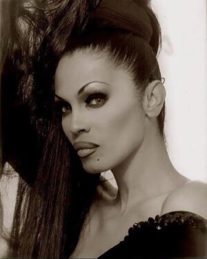 Daniela Santiago Instagram - MOTHER CARMEN XTRAVAGANZA 

Cuando recién llegue a Madrid por el año 1999 y comencé a trabajar en los locales en los que tú ya reinabas de la noche madrileña mi primera impresión al verte fue como si un rayo atravesara todo mi ser !  Te admire desde el minuto uno ! No solo por tu increíble belleza que eso era más que evidente,  me enamoró tu corazón y tu sencillez ,  pronto nos hicimos amigas y tú me bautizastes como tu hija DANA XTRAVAGANZA,  ese nombre lo utilicé durante todos los años que continué bailando y me trajo muchísima suerte . 

Hace un par de semanas estábamos hablando de ir a tu fiesta de despedida por que ya me habías dicho que te habían dado poco tiempo de vida , me has dejado planeando el viaje y con la arena de tu querida rota y la  imagen de la virgen del Carmen de la cual tú eras tan devota . 

Sigo sin creer que la última vez que hablamos fue nuestra despedida,  Carmen te voy a llevar en mi corazón hasta el día que me vaya donde estemos todas ,  seguro que ahora estás caminando por las playas de rota viendo ese mar azul y con tus padres . 

Se me inundan los ojos en lagrimas al dedicarte estas palabras que nunca podrás leer  pero me quedo feliz y contenta por que todo lo que te tuve que demostrar lo hice en vida . 

Vuela alto Madre como solo tú sabías hacer ! 

Descansa en paz . ❤️