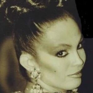Daniela Santiago Instagram - MOTHER CARMEN XTRAVAGANZA 

Cuando recién llegue a Madrid por el año 1999 y comencé a trabajar en los locales en los que tú ya reinabas de la noche madrileña mi primera impresión al verte fue como si un rayo atravesara todo mi ser !  Te admire desde el minuto uno ! No solo por tu increíble belleza que eso era más que evidente,  me enamoró tu corazón y tu sencillez ,  pronto nos hicimos amigas y tú me bautizastes como tu hija DANA XTRAVAGANZA,  ese nombre lo utilicé durante todos los años que continué bailando y me trajo muchísima suerte . 

Hace un par de semanas estábamos hablando de ir a tu fiesta de despedida por que ya me habías dicho que te habían dado poco tiempo de vida , me has dejado planeando el viaje y con la arena de tu querida rota y la  imagen de la virgen del Carmen de la cual tú eras tan devota . 

Sigo sin creer que la última vez que hablamos fue nuestra despedida,  Carmen te voy a llevar en mi corazón hasta el día que me vaya donde estemos todas ,  seguro que ahora estás caminando por las playas de rota viendo ese mar azul y con tus padres . 

Se me inundan los ojos en lagrimas al dedicarte estas palabras que nunca podrás leer  pero me quedo feliz y contenta por que todo lo que te tuve que demostrar lo hice en vida . 

Vuela alto Madre como solo tú sabías hacer ! 

Descansa en paz . ❤️