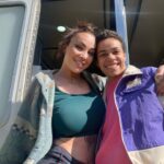 Daniela Santiago Instagram - Muy feliz de haber participado en esta obra Maestra , Muchas gracias @soyambrossi @javviercalvo por contar nuevamente conmigo , reviví muchos recuerdos de cuando me dirigisteis en veneno , fue especial. Y a todos mis compañeros con los que disfrute esos días os llevo ❤️. @sumacontent ❤️ #lamesias @movistarplus