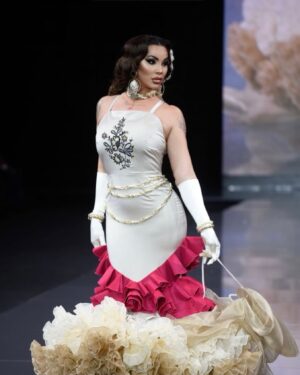 Daniela Santiago Instagram - Queridísima amiga @_sarasanabria_ 
Ha sido un inmenso placer compartir contigo este momento tan bonito en @simofsevilla tienes el arte en las manos de crear vestidos de ensueño ! 
Te quiero!! 

Muchísimas gracias @maryna_torres  esas joyas eran Preciosas!! 💖

Makeup & hair @estilismo_antonio  un lujo ponerme en tus manos !! ❤️

Carrete 1 .  Vienen más fotos y vídeos preciosos !  Estar atentos ! ❤️