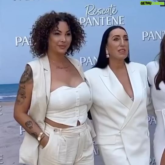 Daniela Santiago Instagram - Equipo rescate al completo con 5 mujeres de infarto !! No puedo adorar más a mis compañeras 🤍 @pelopantene 🤍 Muy feliz y cumpliendo sueños !! 🤍 Makeup & hair @patrizio_niccolai 🤍 @pau_eche @rossydpalma @violeta @desivila98 🤍 @alteregotalenthouse 🤍