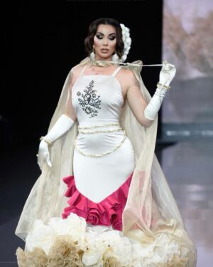 Daniela Santiago Instagram - Queridísima amiga @_sarasanabria_ 
Ha sido un inmenso placer compartir contigo este momento tan bonito en @simofsevilla tienes el arte en las manos de crear vestidos de ensueño ! 
Te quiero!! 

Muchísimas gracias @maryna_torres  esas joyas eran Preciosas!! 💖

Makeup & hair @estilismo_antonio  un lujo ponerme en tus manos !! ❤️

Carrete 1 .  Vienen más fotos y vídeos preciosos !  Estar atentos ! ❤️