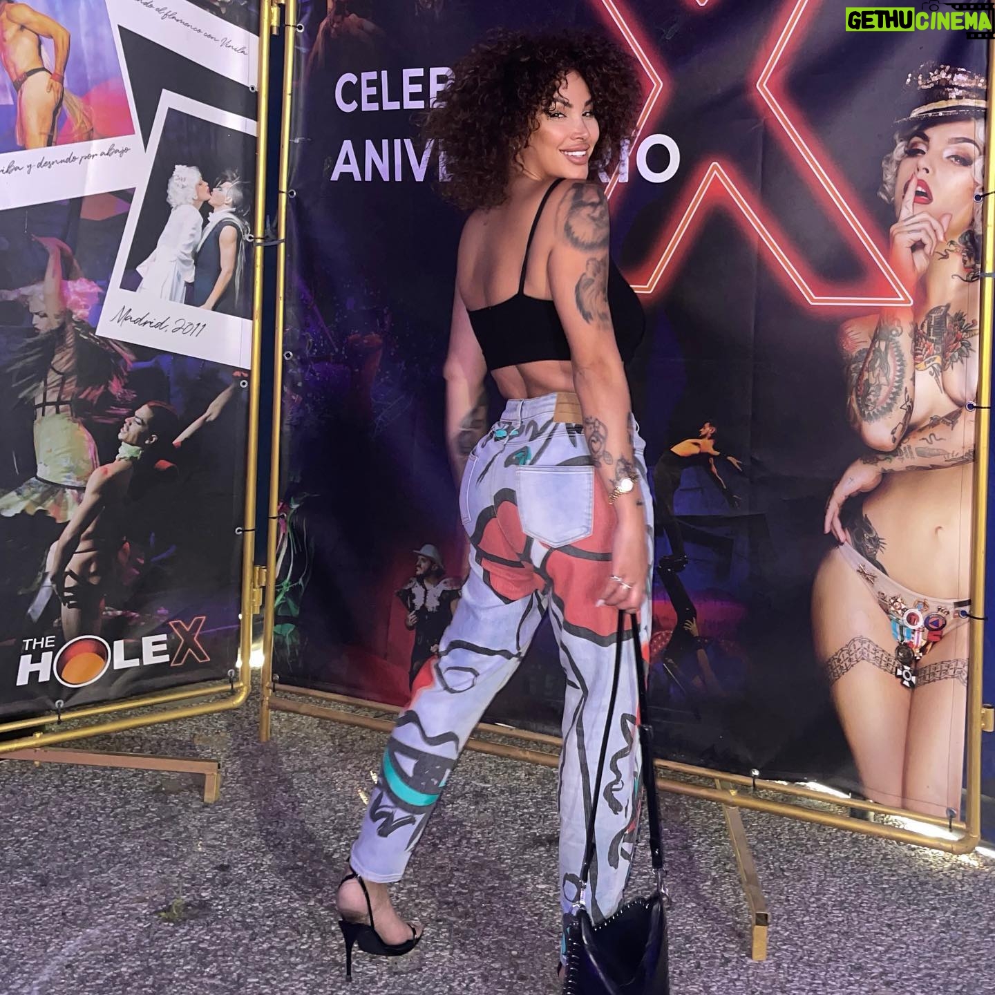 Daniela Santiago Instagram - Ayer noche asistí por primera vez a ver el espectáculo que hacen en @theholeshow , he de decir que la maestra de ceremonia @evaisanta me dejó todo el tiempo fascinada , que pedazo de artista y que equipo tan maravilloso ! Las actuaciones fueron súper divertidas y muy cachondas !! Deseando volver a repetir la experiencia. " hay que entrar en el agujero para salir del agujero “ Muchísimas gracias @patry8888 por invitarme y llevarme a pasar una tarde noche tan divertida . Love you ! ❤️🔥