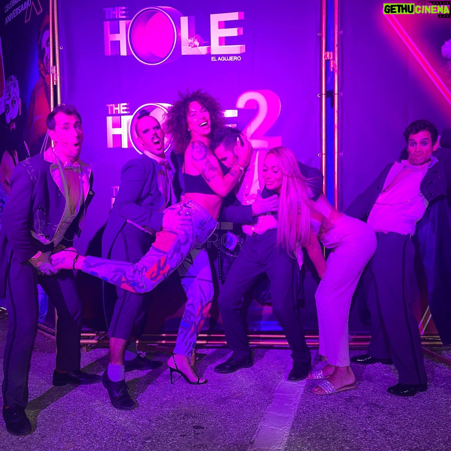 Daniela Santiago Instagram - Ayer noche asistí por primera vez a ver el espectáculo que hacen en @theholeshow , he de decir que la maestra de ceremonia @evaisanta me dejó todo el tiempo fascinada , que pedazo de artista y que equipo tan maravilloso ! Las actuaciones fueron súper divertidas y muy cachondas !! Deseando volver a repetir la experiencia. " hay que entrar en el agujero para salir del agujero “ Muchísimas gracias @patry8888 por invitarme y llevarme a pasar una tarde noche tan divertida . Love you ! ❤️🔥