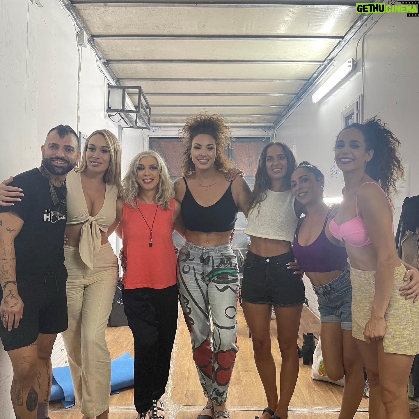 Daniela Santiago Instagram - Ayer noche asistí por primera vez a ver el espectáculo que hacen en @theholeshow , he de decir que la maestra de ceremonia @evaisanta me dejó todo el tiempo fascinada , que pedazo de artista y que equipo tan maravilloso ! Las actuaciones fueron súper divertidas y muy cachondas !! Deseando volver a repetir la experiencia. " hay que entrar en el agujero para salir del agujero “ Muchísimas gracias @patry8888 por invitarme y llevarme a pasar una tarde noche tan divertida . Love you ! ❤️🔥