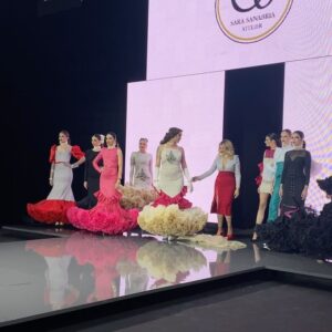 Daniela Santiago Instagram - Queridísima amiga @_sarasanabria_ 
Ha sido un inmenso placer compartir contigo este momento tan bonito en @simofsevilla tienes el arte en las manos de crear vestidos de ensueño ! 
Te quiero!! 

Muchísimas gracias @maryna_torres  esas joyas eran Preciosas!! 💖

Makeup & hair @estilismo_antonio  un lujo ponerme en tus manos !! ❤️

Carrete 1 .  Vienen más fotos y vídeos preciosos !  Estar atentos ! ❤️