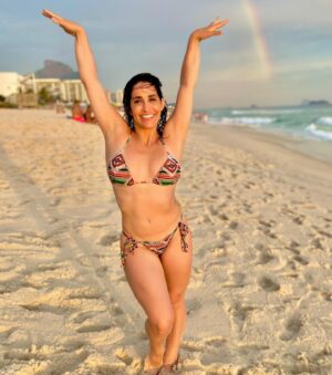 Daniele Hypólito Instagram - Faça da fenix um exemplo quando se ver perdido renasça das cinzas🔥🔥🔥

#ela #praia #verão #danyhypolito #barra #amo