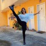Daniele Hypólito Instagram - A dança é a forma que eu expresso que estou muito feliz !!! Haaa você sabe o tamanho da plataforma que eu uso ? 😂 #ela #dance #danyhypolito
