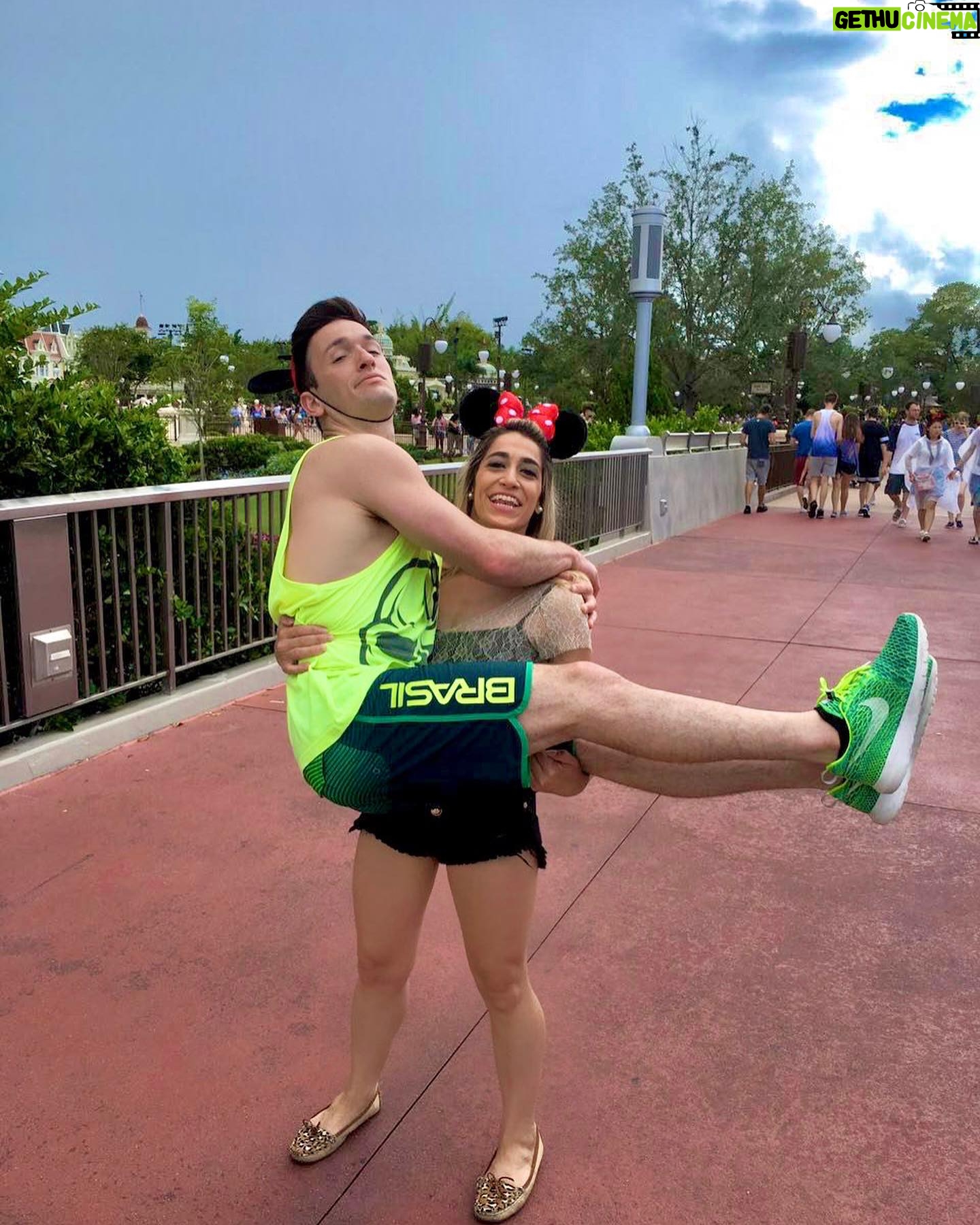 Daniele Hypólito - 2.7K Likes - Esse é meu irmão caçula @diegohypolito 😂😂😂
Tbt de Hoje 🥰
#viagem #eles #irmaos #danyhypolito #brasil #disney #amo #eua