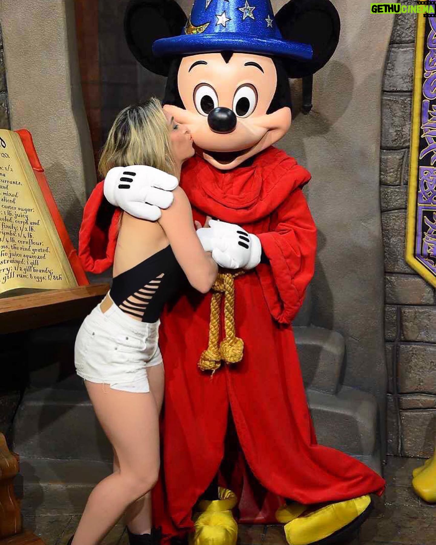Daniele Hypólito - 2.7K Likes - Esse é meu irmão caçula @diegohypolito 😂😂😂
Tbt de Hoje 🥰
#viagem #eles #irmaos #danyhypolito #brasil #disney #amo #eua