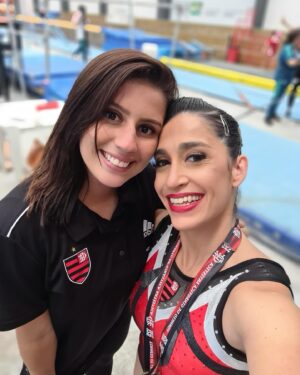 Daniele Hypólito Instagram - #Tbt de Hoje!

As décadas transbordam experiências através das marcas originais nos nossos corpos e não tem como não passar pelas provas físicas e emocionais.
Foram momentos intensos e quando nos damos conta, já se foi mais uma etapa, três década , 13 nacionais individuais pelo @flamengo @timeflamengo @flaginastica
Amo muito tudo isso ❤️🖤

#tbt #flamengo #timeflamengo #danyhypolito  @museuflamengo  @tvfla
