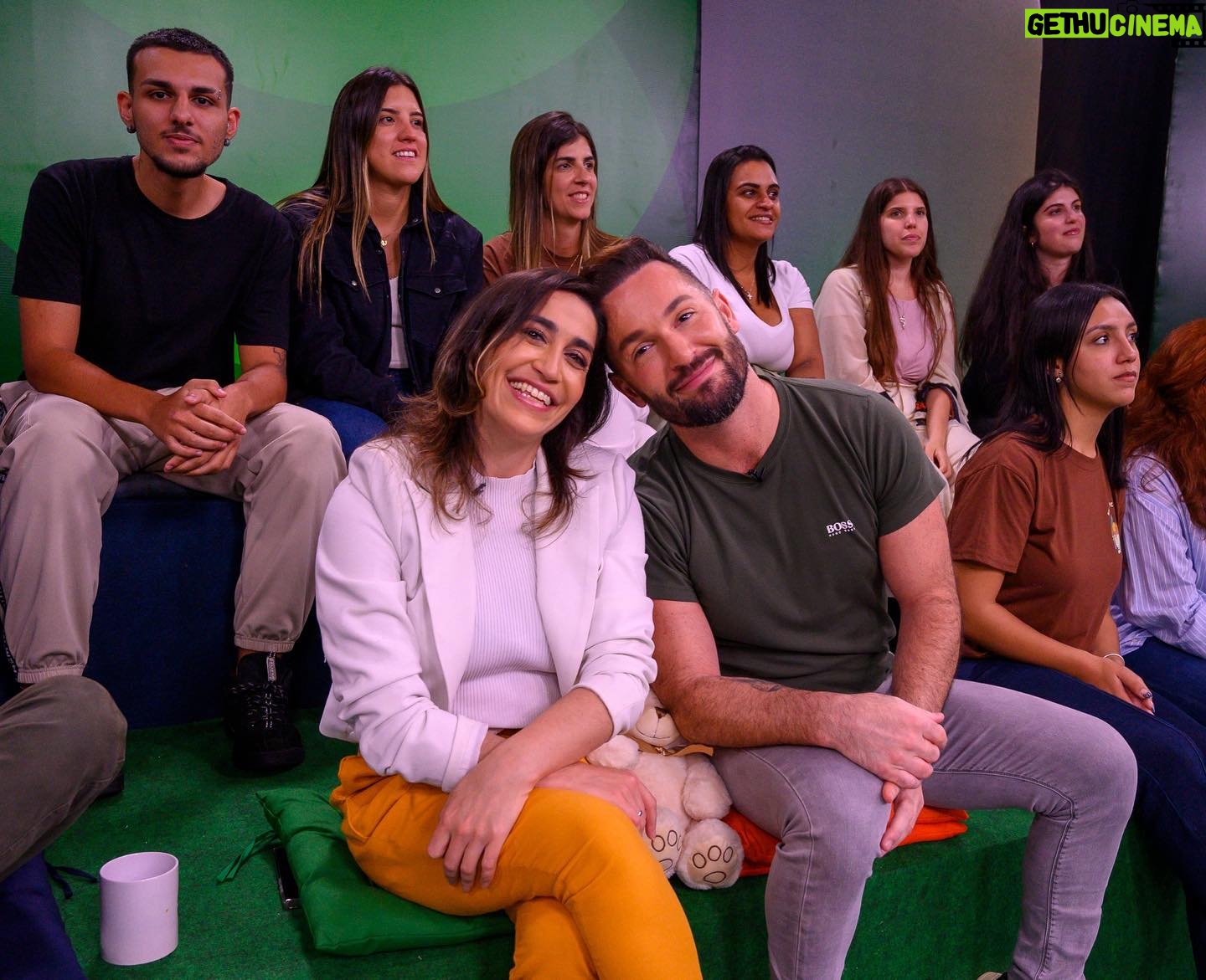 Daniele Hypólito Instagram - Pessoal! Neste domingo estarei no ‘Esporte Espetacular’ revendo a minha estreia no programa, que neste ano completa 50 anos. Foi emocionante poder estar ao lado de grandes nomes do esporte brasileiro no quadro “Primeira Vez no EE”. O convite tá feito... vamos juntos? É neste domingo, a partir das 10h45, todo mundo ligadinho na @tvglobo #esporteespetacular #tvglobo #ginástica #danyhypolito