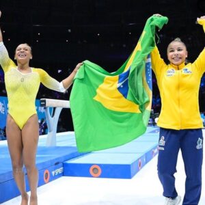 Daniele Hypólito Instagram - Orgulho Mundial Histórico 🔥🇧🇷🔥

Parabéns @rebecarandrade @jade_barbosa @flavialopessaraiva @juju_bsoares @loloo_santos @carolynepedro @franciscogym #iryna @cbginastica @comiteolimpicobrasileiro @flamengo @georgettevidor @timebrasil @timeflamengo 

#brasil #mundial #brasil #danyhypolito #seleção #aquiebrasil #amo #ginastica