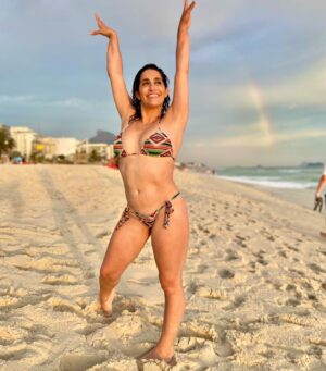 Daniele Hypólito Instagram - Faça da fenix um exemplo quando se ver perdido renasça das cinzas🔥🔥🔥

#ela #praia #verão #danyhypolito #barra #amo