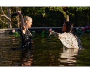 Daniella Alonso Instagram - 🌺It wouldn’t be #DYNASTY without a pond fight! 🌺Tonight on @theCW (Had the most fun with the hilarious @elaine4animals❤️)