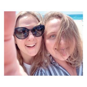 Danielle Macdonald Instagram - I realize I must have done something really right in a past life to get you as my sister in this one.
Happy Birthday 🐰 
Love you forever ♥️
@la_tania_gabrielle