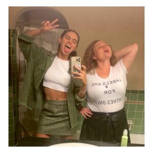 Danielle Macdonald Instagram - HAPPY BIRTHDAY to this passionate, animal loving, bread obsessed goofball ♥️ 
Love you bestieeee

ALSO Merry Christmas to all!
💚🎄♥️