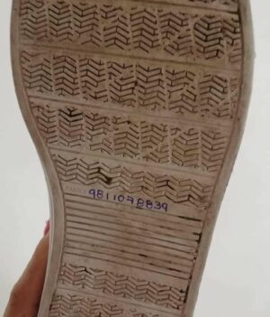 Danielle Clyde Instagram - *Me lo mandó una mamá y lo comparto por la importancia que tiene*
Cuando mis hijos estaban pequeños y salíamos a alguna tienda o paseo, siempre anotaba mi celular en algún lugar de sus zapatos...
Porque?
No sabemos que pueda pasar...
Cuando salíamos siempre les decía, si en algún momento no me ves cerca por cualquier razón, busca un grupo de chicas de esas que siempre están con el celular, acércate, quítate el zapato y dile, por favor me ayudas a marcarle a mi mamá?
El teléfono está en mi zapato...
Te lo platico para que lo hagas también.
No está de más tomar precauciones.
Los niños en momentos criticos se bloquean y si se sabian tu numero en un segundo se les olvidara asi a dales esta opción.
Anota tu celular en sus zapatos y que caminen seguros sabiendo que te pueden localizar.