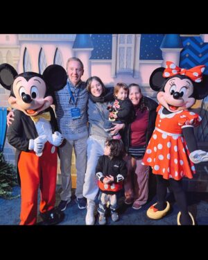 Danielle Clyde Instagram - Este si es el lugar más feliz del mundo. #Disneyland
.
@disneyland 
@disneyparks