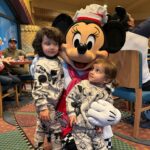 Danielle Clyde Instagram - Somos magia 🤍 #Disneyland . @disneyland @disneyparks