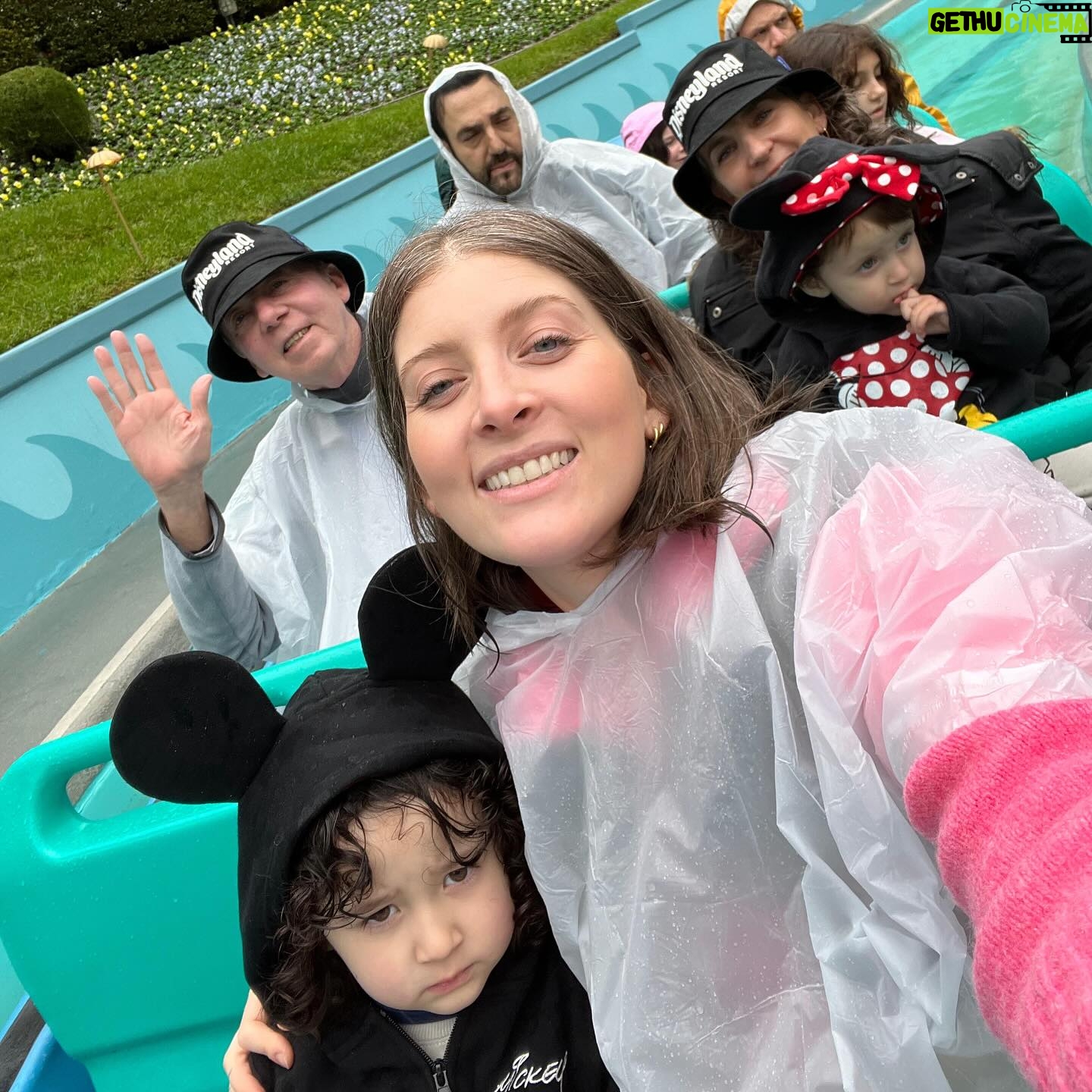 Danielle Clyde Instagram - Somos magia 🤍 #Disneyland . @disneyland @disneyparks